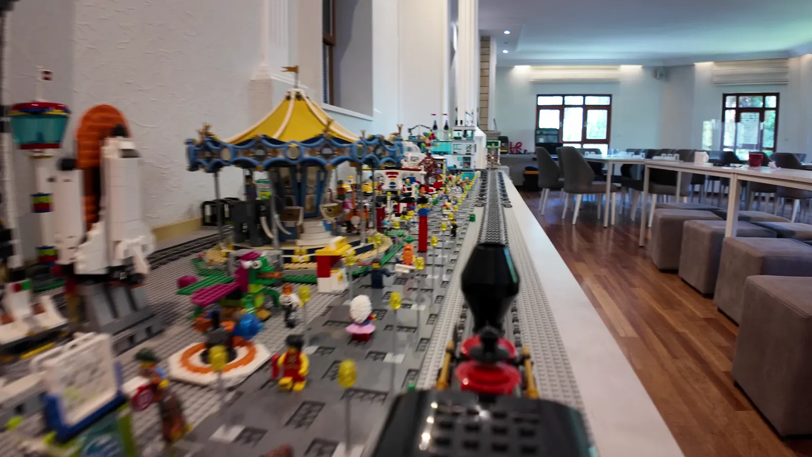Atlıkarınca ve LEGO şehir maketi