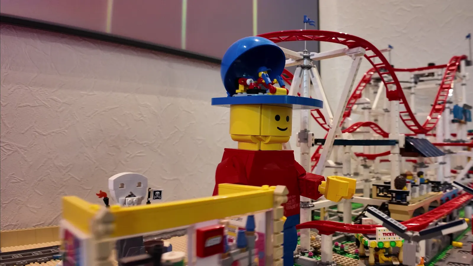 Dev LEGO minifigür ve hız treni maketi