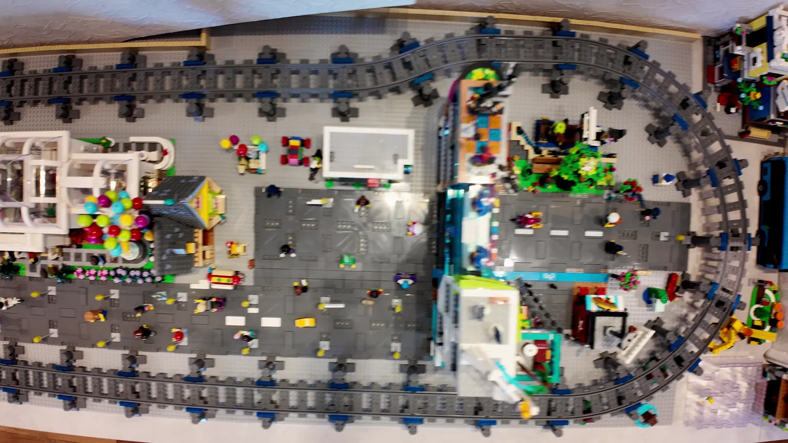 Tren raylarıyla üstten LEGO şehir görünümü